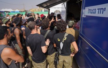 הכירו את ניידת הפלאפל שמאכילה את כוחות הביטחון וההצלה ברחבי הארץ (3)