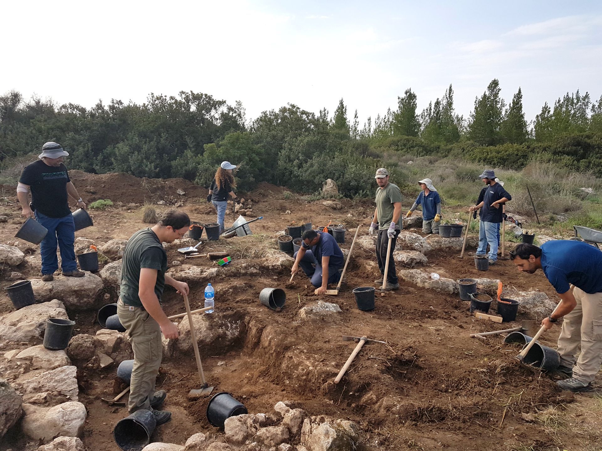 בני נוער שהשתתפו בחפירות מצודת גלאון | צילום: סער גנור, רשות העתיקות
