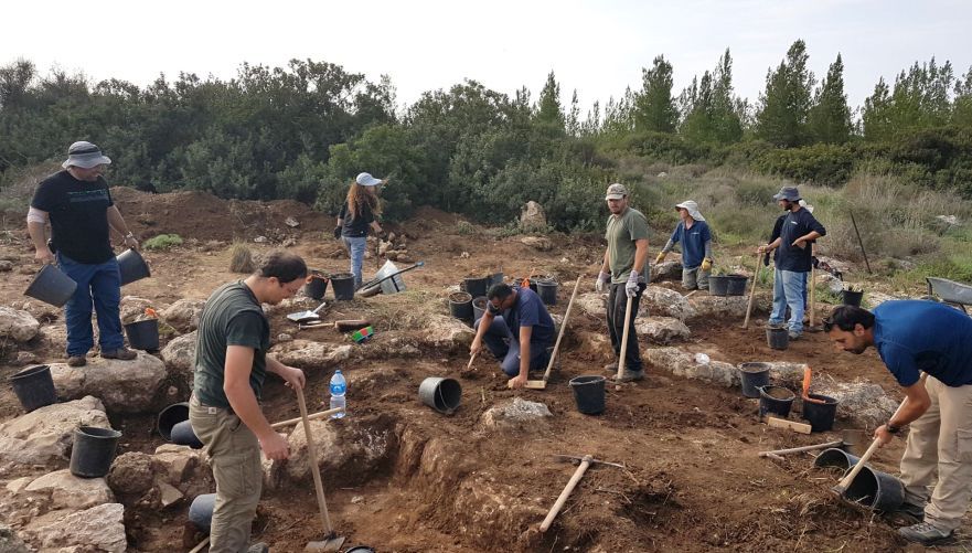 בני נוער שהשתתפו בחפירות מצודת גלאון | צילום: סער גנור, רשות העתיקות