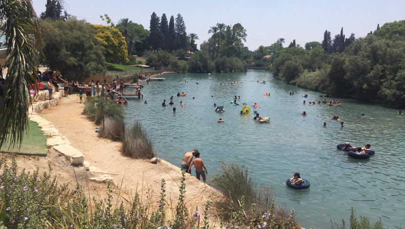 החוף הירוק נחל האסי - רגע לפני שנהיה קר קופצים לנקודות הטבע הרטובות לשכשוך אחרון (1)