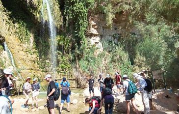 תלמידים בטיול בית ספר | אילוסטרציה, למצולמים אין קשר לכתבה - איך ממשיכים לטייל? האסון בטיול בצפון מראה שהשפעות המלחמה יישארו איתנו שנים קדימה (2)