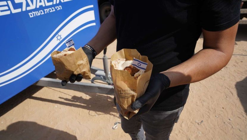 הכירו את ניידת הפלאפל שמאכילה את כוחות הביטחון וההצלה ברחבי הארץ (1)