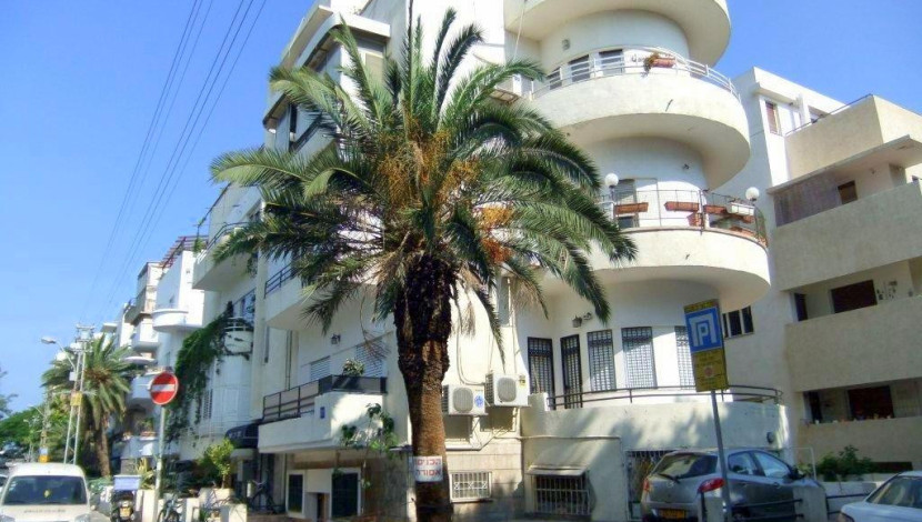 הבית ברח' דב הוז פינת מאפו, אחרי שיפוץ הדקל והמרפסות המעוגלות - ואולי לא היו: סיור ברחוב מאפו בתל אביב - בעקבות ספרה של שולמית לפיד (1)