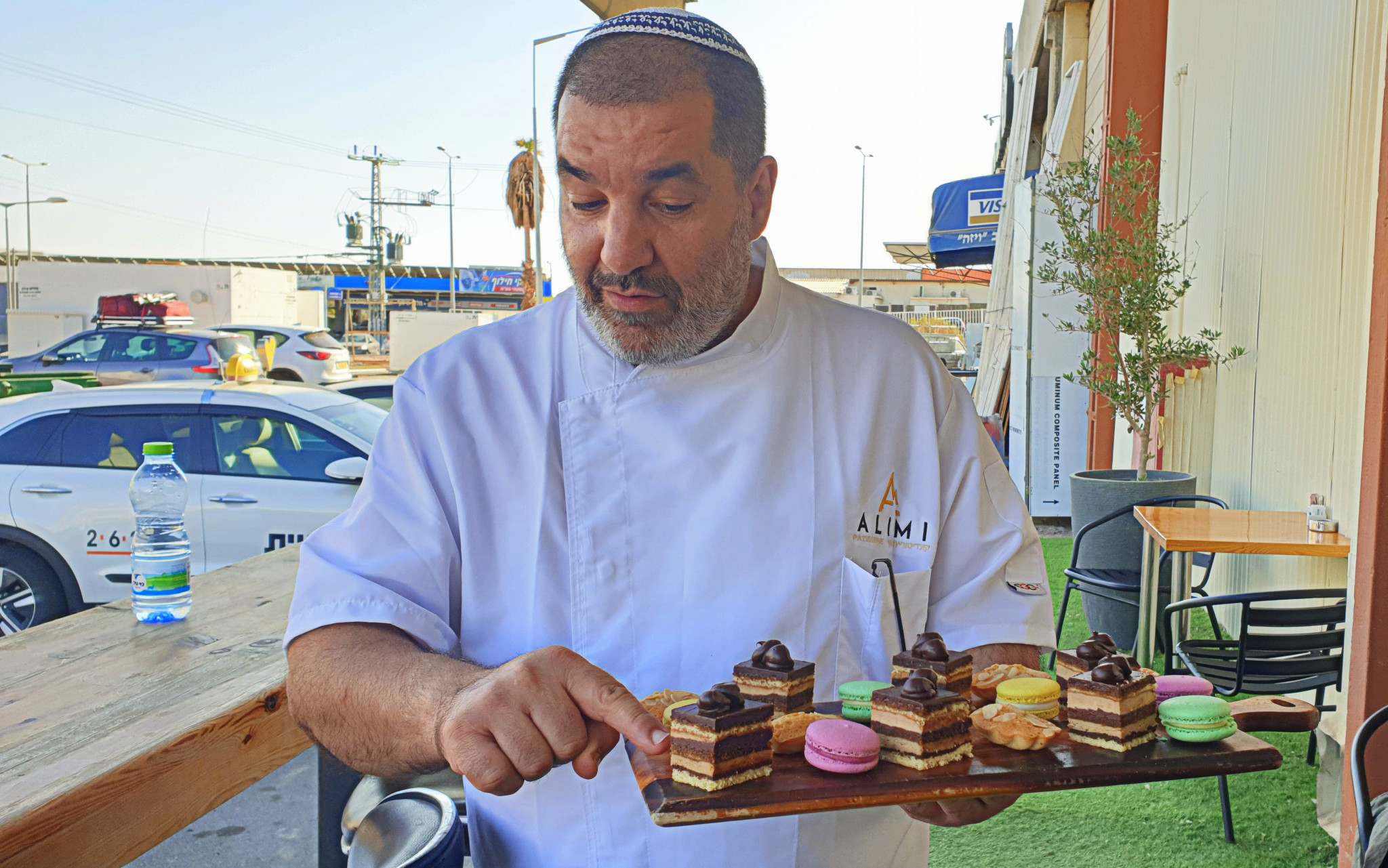 אלימי מסביר, לפני שהמגש חוסל כולו. צילום: איתמר ברק