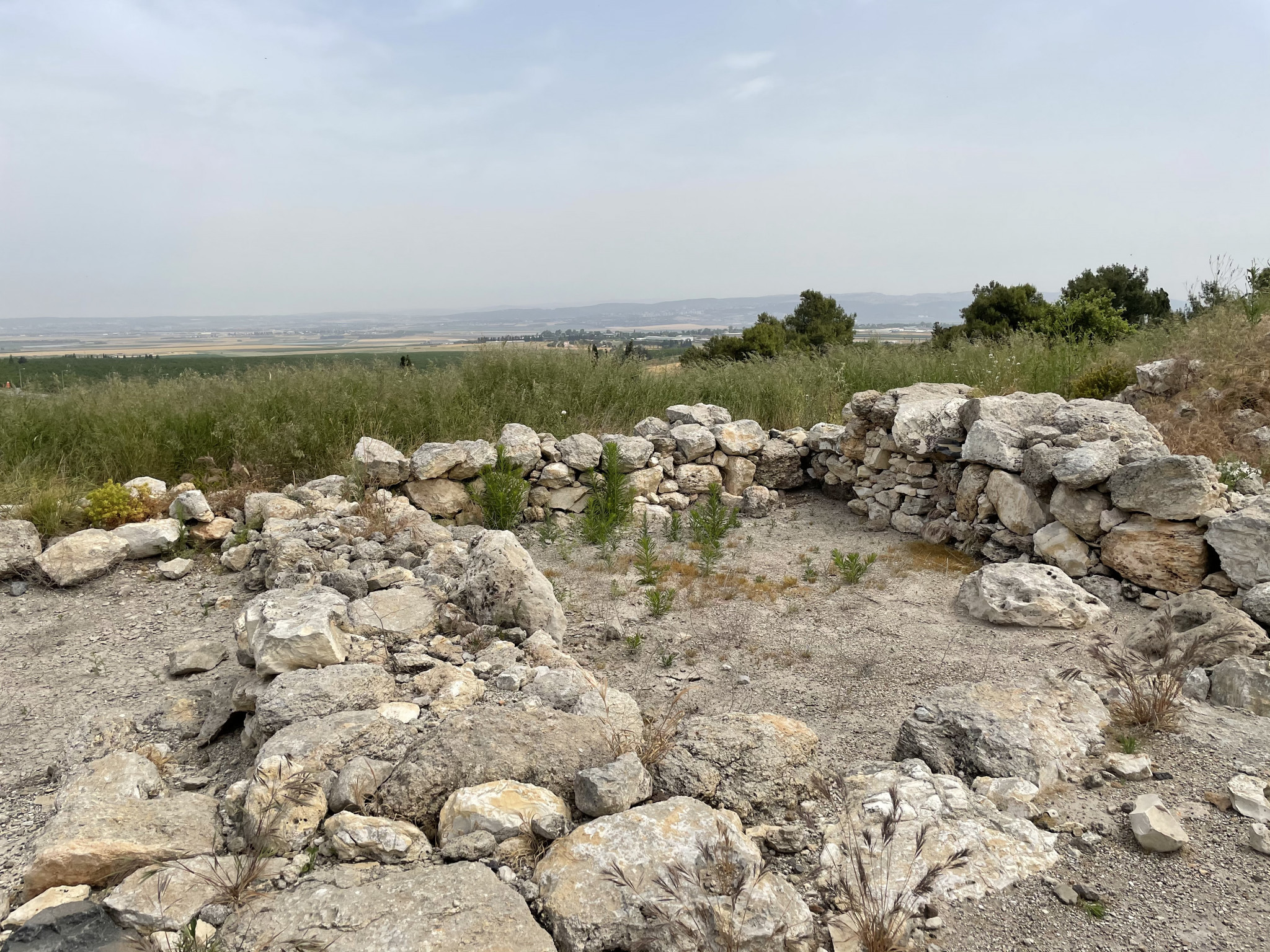 שרידי חדר מגורים | צילום: שיר בהר
