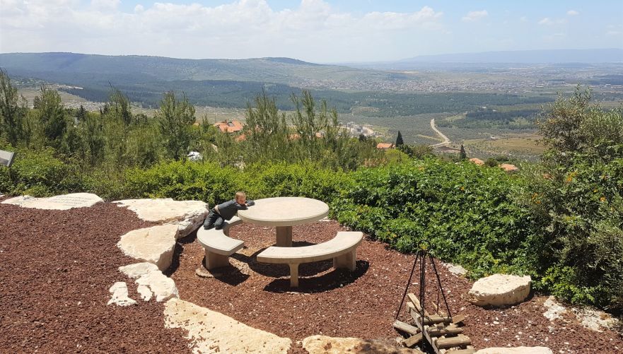לשבת מול הנוף המרהיב במצפור מיכל | צילום: יריב המאירי_ייעוץ וניהול תיירות