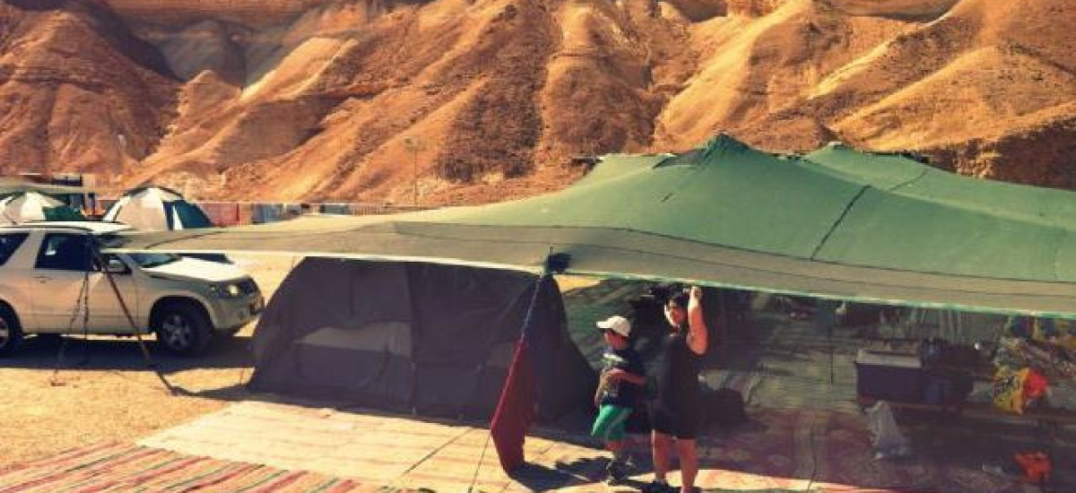 טיול במצדה ולינה במקום תחת מלון של מיליון כוכבים - תרדמת חורף: 5 מקומות חמים ללינה בשטח בחורף (1)