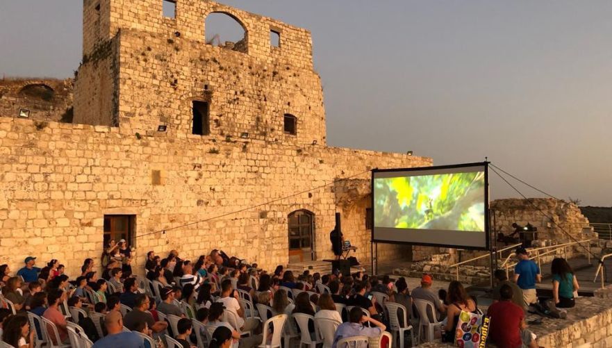 הקרנת סרטים