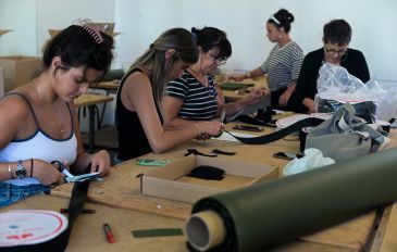 תפירת אפודים לצה - אופנת מלחמה: יוזמות התרומה האופנתיות שאתם צריכים להכיר (3)