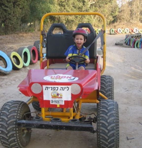 תמונה של ג'יפים לילדים בקיבוץ כיסופים - למטייל בישראל (טיולי)