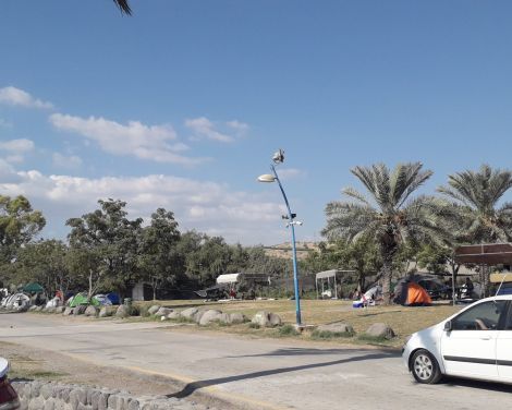 הצלתחות הם מבנה האבן בקצה התמונה