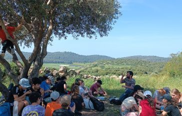 תלמידים בטיול בית ספר | אילוסטרציה, למצולמים אין קשר לכתבה - איך ממשיכים לטייל? האסון בטיול בצפון מראה שהשפעות המלחמה יישארו איתנו שנים קדימה (3)