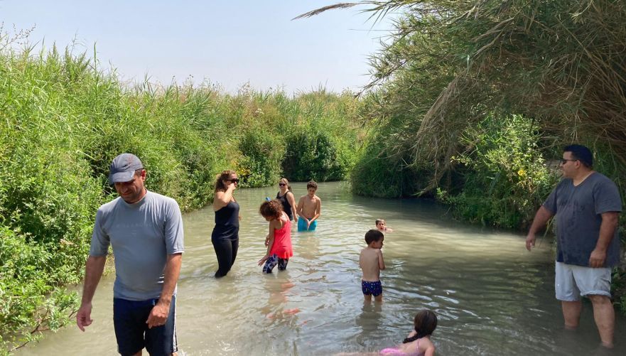 כמה כיף להשתכשך בעין אביאל | צילום: חיים זרזר