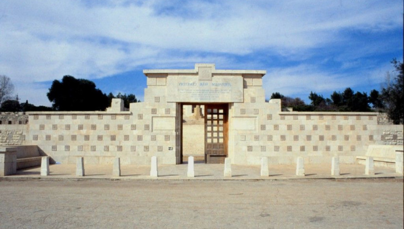 כניסה לבית הקברות הצבאי הבריטי הר הצופים - פרי תור הר הצופים ההר הצופה אל העיר ואל המדבר (1)