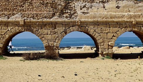 תמונה של חוף הקשתות (אקוודוקט) קיסריה - למטייל בישראל (טיולי)