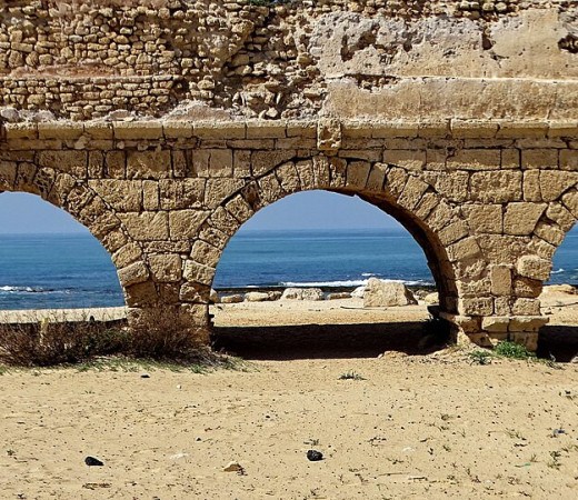 תמונה של חוף הקשתות (אקוודוקט) קיסריה - למטייל בישראל (טיולי)