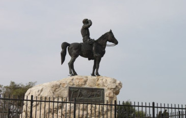 פסל אלכסנדר זייד - טיול מזמר על גבעות שייח-איבריק ופריחה (2)