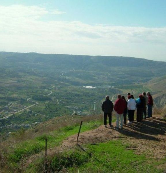 תמונה של גבעה קטנה ושלושה גבולות - למטייל בישראל (טיולי)