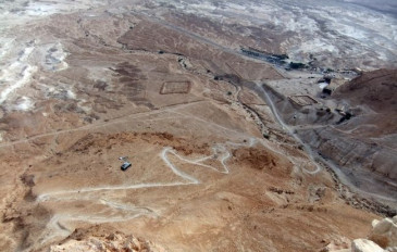 המתחם בצד המזרחי. ניתן לראות את חניון הלילה למעלה בתמונה היכן שהכביש מתעקל ימינה - טיפ: מצדה לתרמילאים (2)