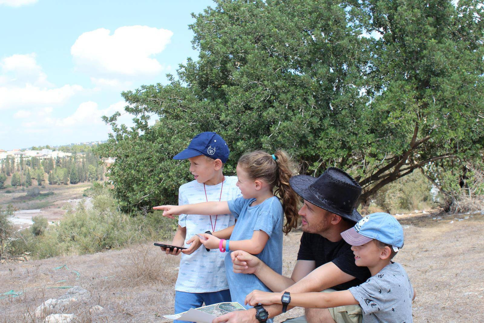 מוצאים רמזים ומנווטים | צילום: יש לאן