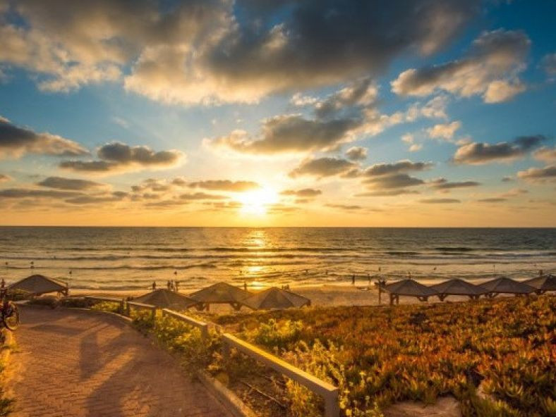 מתכוננים לקיץ חם: טיולים, מעיינות, חופים, אטרקציות ואתרי לינה