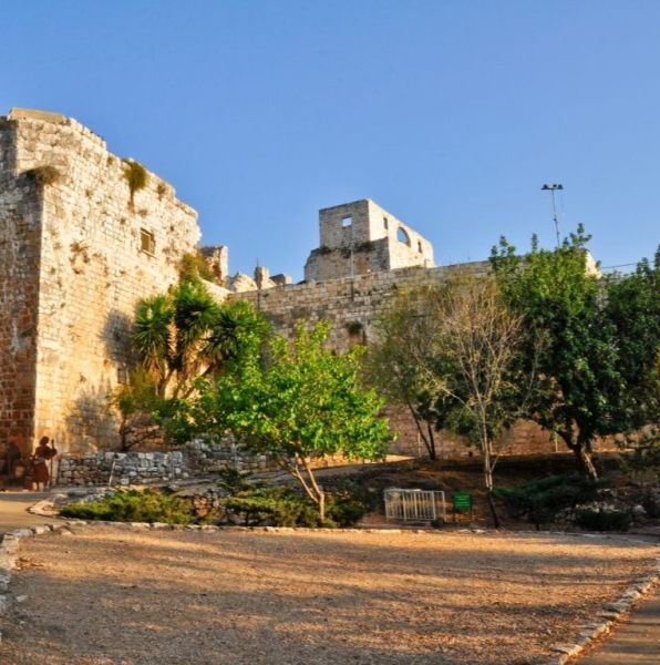 מבצרים, נחלים, ואמות מים