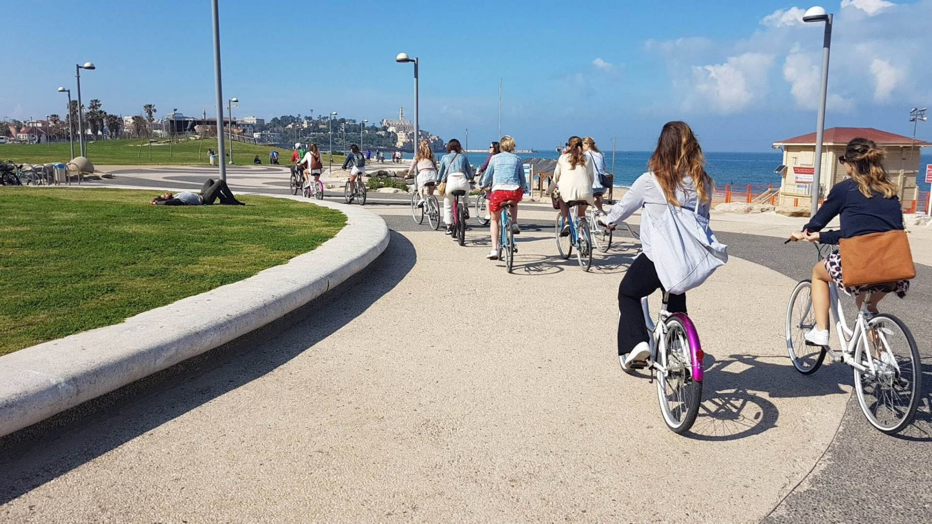רוכבים על הטיילת בתל-אביב | צילום: מייקיבייקי טיולי אופניים