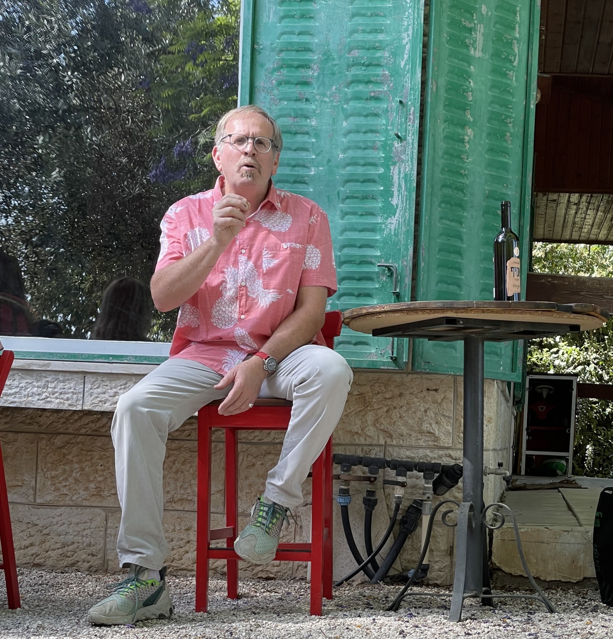 אמיר גוטל, הסבים שותים, מרתק בסיפורים על יין | צילום: שיר בהר