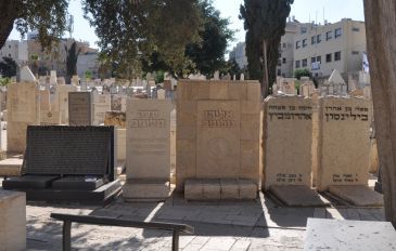 שורת קברי מנהיגי תנועת הפועלים בפנתאון הלאומי - ביאליק וטרומפלדור: היסטוריה, שימור וזיכרון בתל-אביב (2)
