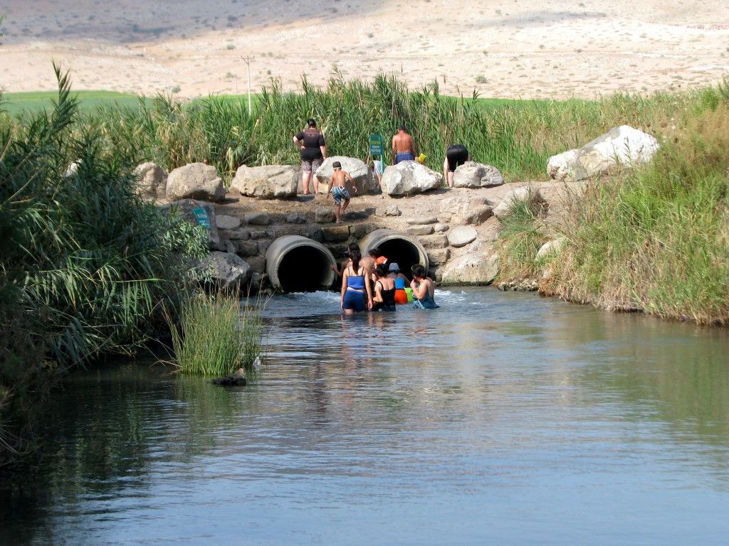 צינורות הבטון בנחל הקיבוצים | צילום: עומר זיו