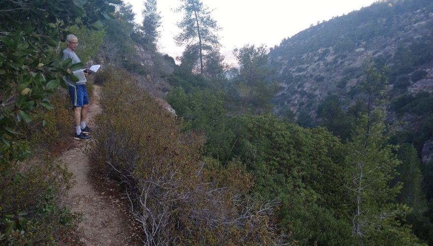עם מפה ורמזים בדרך לתיבת האוצר | צילום: איקא ציפמן