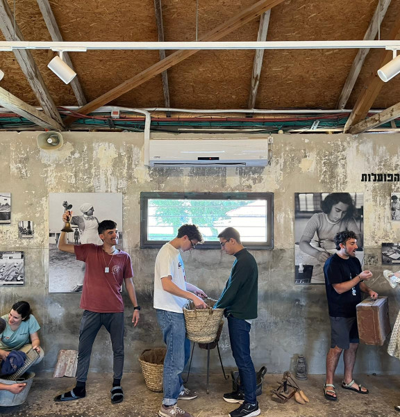 תמונה של מוזיאתר עיינות: סיור היסטורי בכפר נוער פעיל - למטייל בישראל (טיולי)