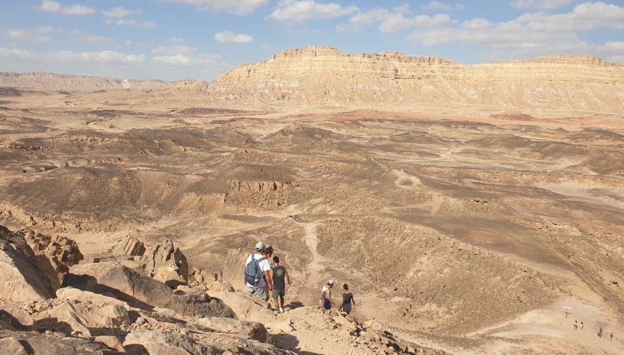 תצפית מרהיבה על מכתש רמון בדרך לגבעת חרוט | צילום: ארז דגן