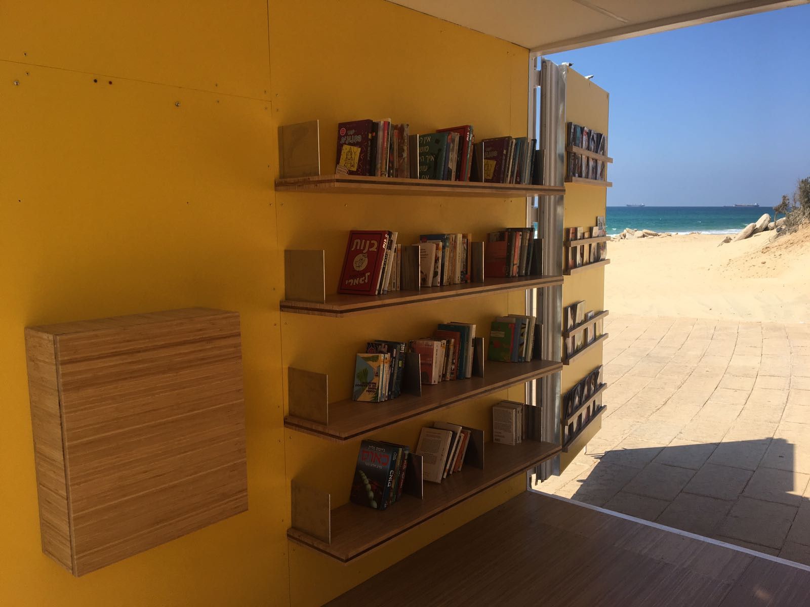 ספרייה על חוף הים אשדוד | צילום: יוני חזיז
