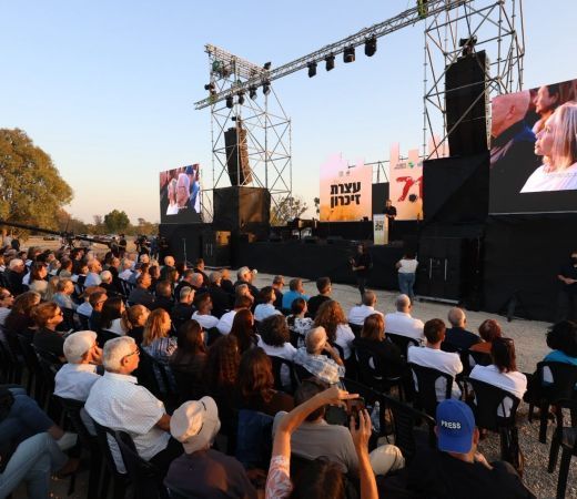 תמונה של "בוחרים בחיים ובתקווה": אלפים השתתפו בעצרת שפתחה את שבוע הזיכרון ל-7.10 - למטייל בישראל (טיולי)