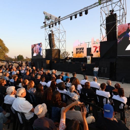 "בוחרים בחיים ובתקווה": אלפים השתתפו בעצרת שפתחה את שבוע הזיכרון ל-7.10