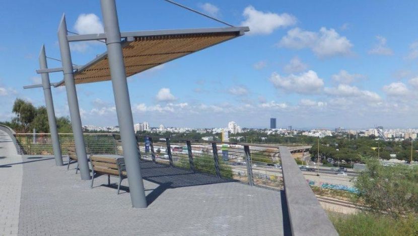 אחת מנקודות התצפית בטיילת החדשה בשייח' מוניס רמת אביב - טיול ברמת אביב - בין מרכז רבין לגן קארטר (1)