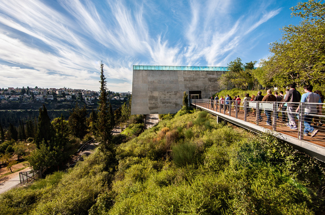 חוצים את ההר בכניסה למוזיאון לתולדות השואה | צילום: יד ושם