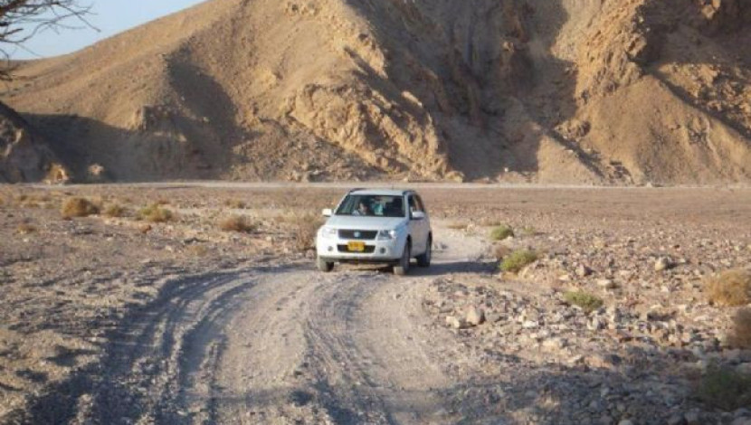 נסיעה בין ההרים הקרויים על שמות מלכי יהודה - מבוא למדבר - טיול ג'יפים בנחל שלמה (1)