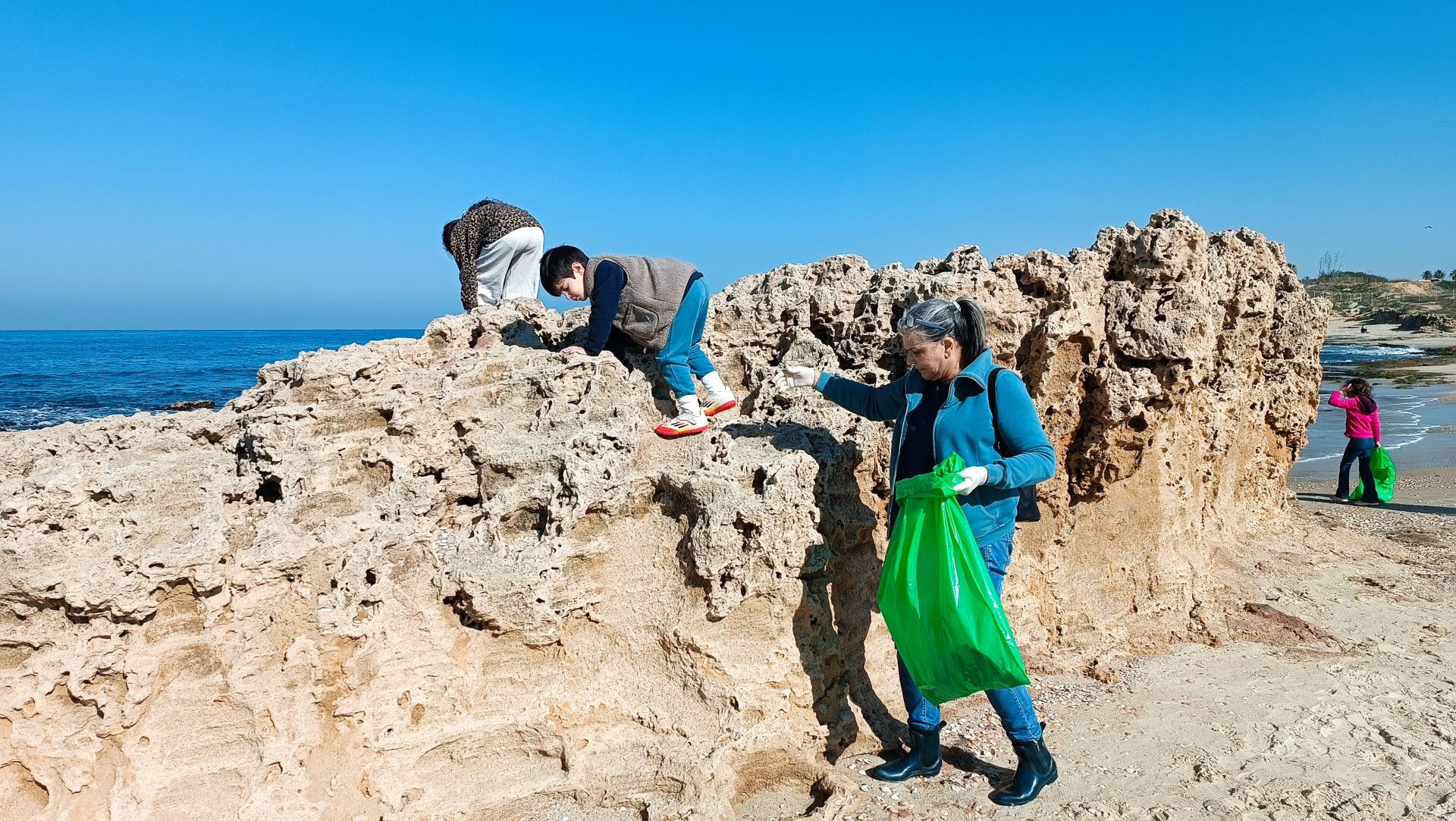 מנקים את חוף פלמחים | צילום: שי קדם
