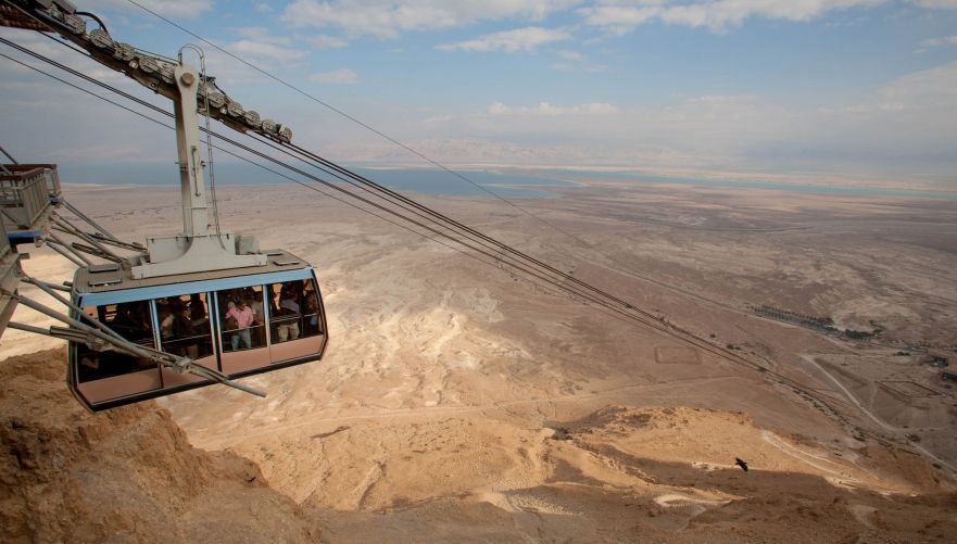 עולים ברכבל לגן לאומי מצדה | צילום: דורון ניסים