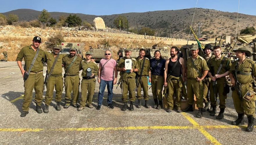 מצילים חיים עם מכשירי חימום דם לפלוגת פלה״ק | צילום: מערכת אתר למטייל