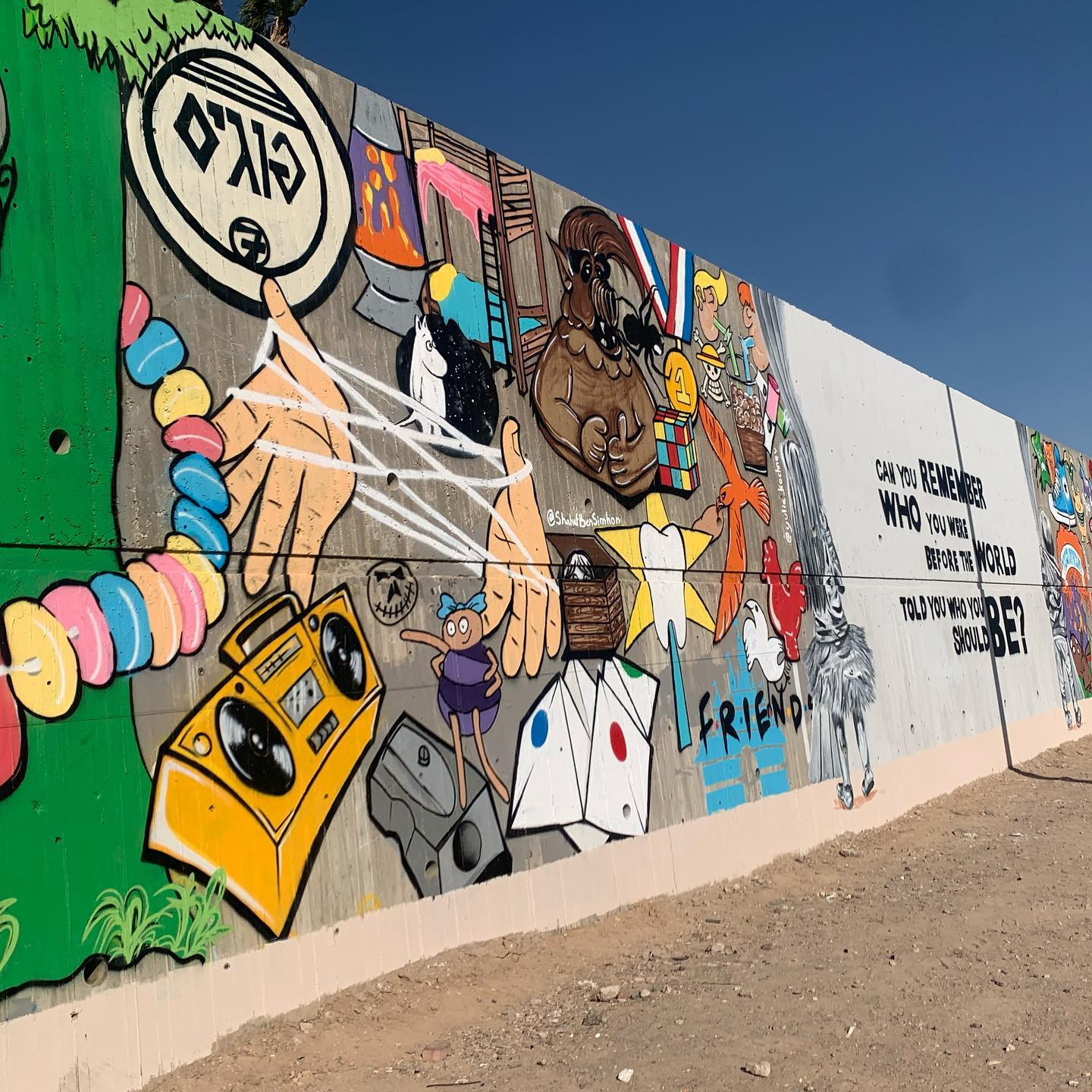 קיר זכרונות ילדות בחוף הדרומי באילת | צילום: תום דניאלי