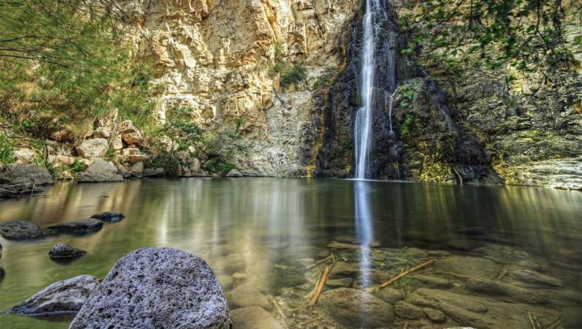 המפל השחור בנחל אל על - מצביעים ברגליים: 8 מסלולי טיול קצרים ליום הבחירות (1)