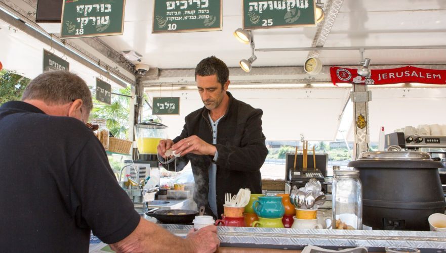 על אם הדרך. דרייב קפה. צילום: איתיאל ציון