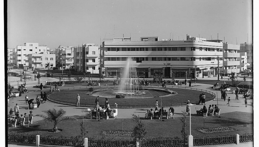 כיכר צינה דיזנגוף, סוף שנות ה-30, Library of Congress  Washington, D.C Matson (G. Eric and Edith) Photograph Collection LC-M32- 7733-B - פרי-תור של סוף היום: להזדנגף ברחוב דיזנגוף (1)