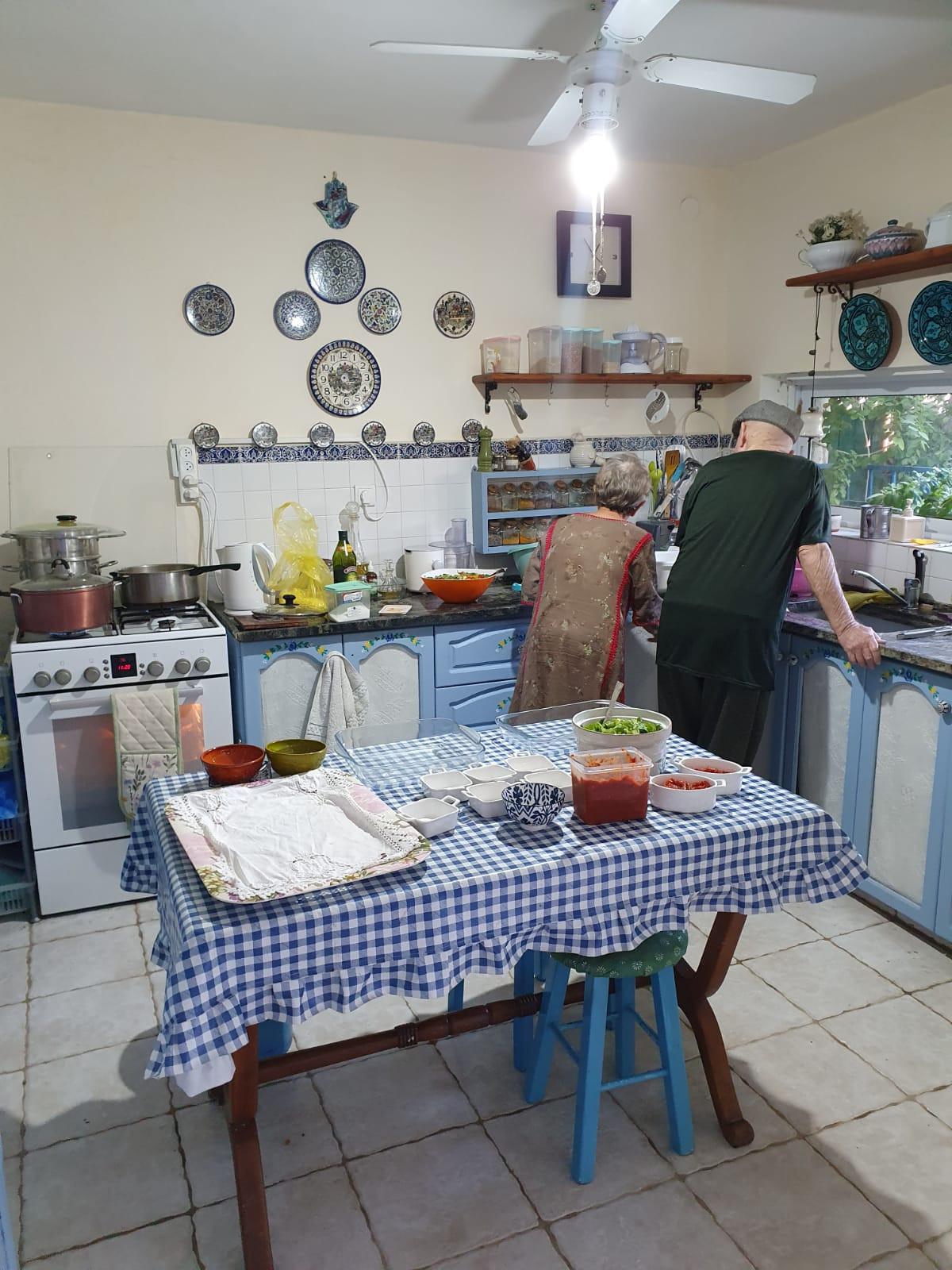 הכנות אחרונות לארוחה מרוקאית | צילום: אן הורוביץ