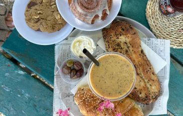 המנחמת: עגלת קפה בכפר מנחם (3)