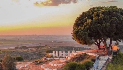 תמונה של גבעת גמל: אנדרטת יעקב גברי ניר עם - למטייל בישראל (טיולי)