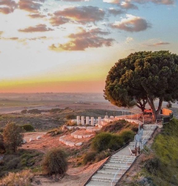 תמונה של גבעת גמל: אנדרטת יעקב גברי ניר עם - למטייל בישראל (טיולי)